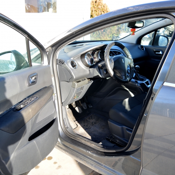 Peugeot 5008 2.0 HDI 110 киловата 150 конски сили. Ръчна скоростна кутия 6 степенна. Код на мотора RHE. 17 цолови джанти