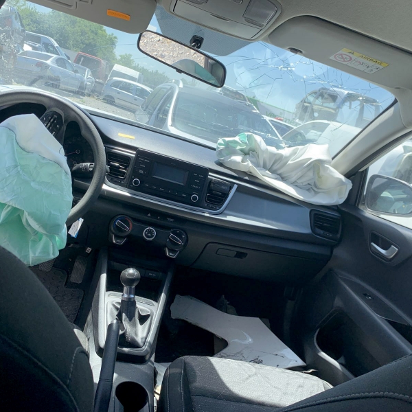 Kia Rio 1.2 i 62 киловата 84 конски сили. Код на мотора G4LF. Ръчна скоростна кутия 5 степенна. 15 цолови джанти.