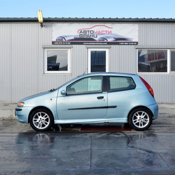 Fiat Punto 1.8 i 96 киловата 130 конски сили. Код на мотора 183А1000. Ръчна скоростна кутия 6 степенна.15 цолови джанти.