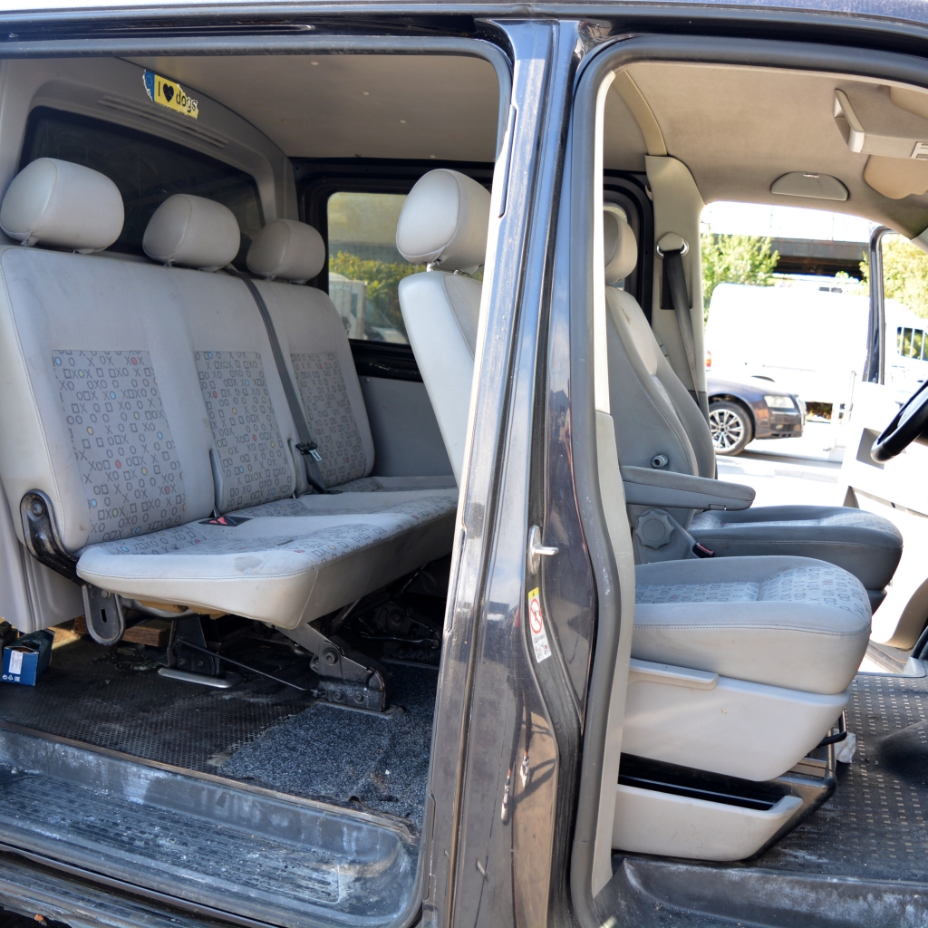 VW Transporter 2.5 TDI 96 киловата 130 конски сили. Автоматична скоростна кутия. 16 цолови джанти.