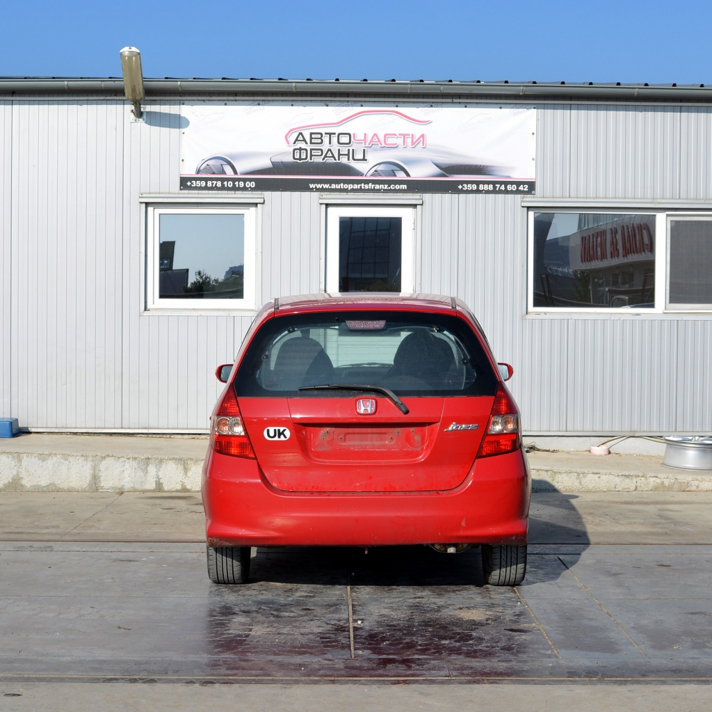 Honda jazz 1.3 i 61 киловата  83 конски сили. Ръчна скоростна кутия 5 степенна . Код на мотора L13A .15 цолови джанти