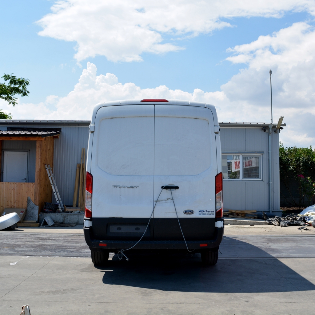 Ford Transit 2.0 EcoBlue 96 киловата 130 конски сили. Код на мотора BKFB.Ръчна скоростна кутия 6 степенна. 16 цолови джанти