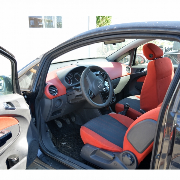 Opel Corsa D 1.3 CDTI 66 киловата 90 конски сили. Код на мотора Z13DTH. Ръчна скоростна кутия 6 степенна. Алуминиеви джанти 15 цола