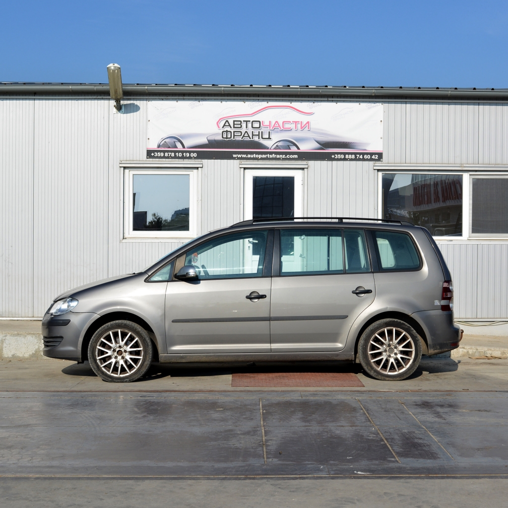 VW Touran 1.9 TDI 77 киловата 105 конски сили. Ръчна скоростна кутия 6 степенна. Код на мотора BXE. 17 цолови джанти