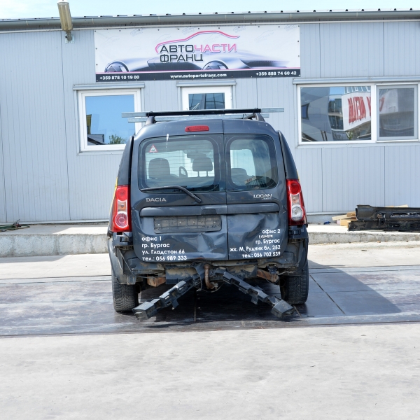 Dacia Logan 1.6 i 64 киловата 87 конски сили. 15 цолови джанти. Ръчна скоростна кутия 5 степенна.