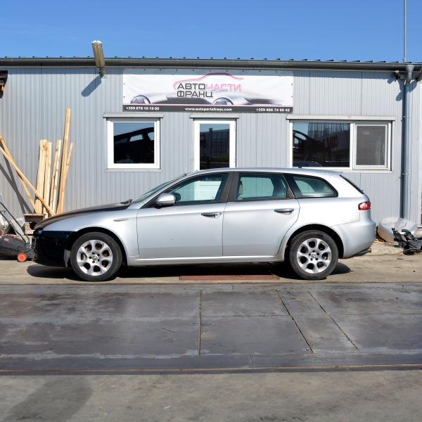 Alfa Romeo 159 1.9JTD 16V 110 киловата 150 конски сили. Ръчна скоростна кутия 6 степенна. Алуминиеви джанти 16 цола