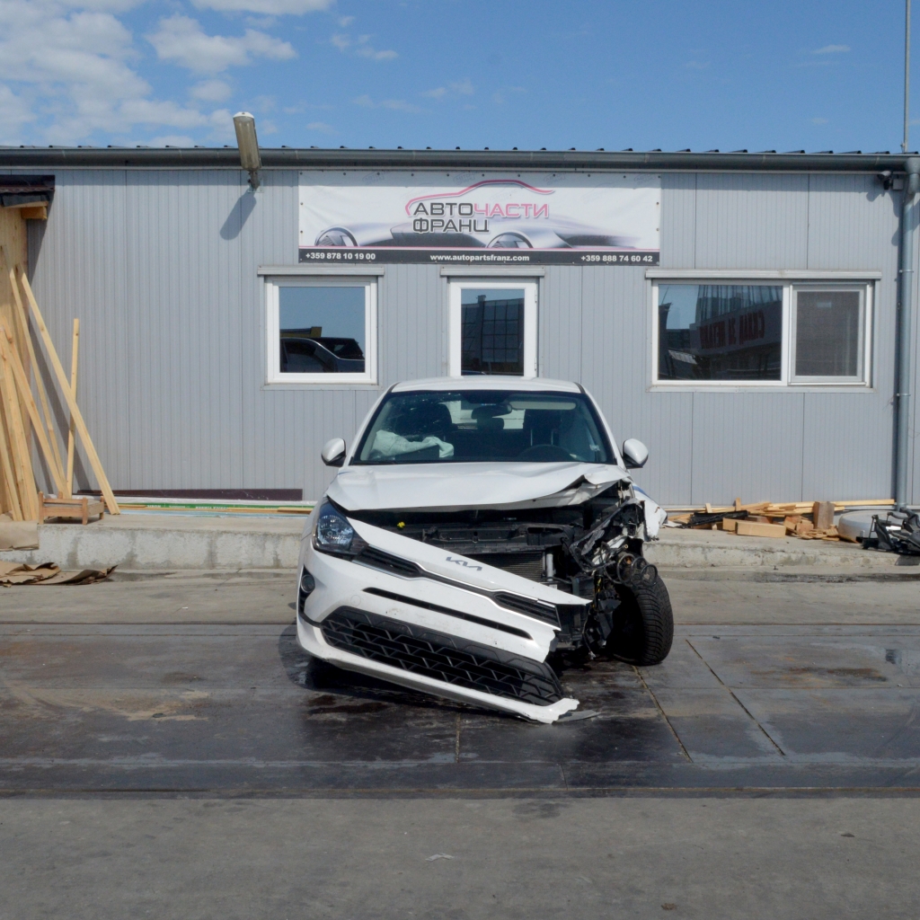 Kia Rio 1.2 i 62 киловата 84 конски сили. Код на мотора G4LF. Ръчна скоростна кутия 5 степенна. 15 цолови джанти.