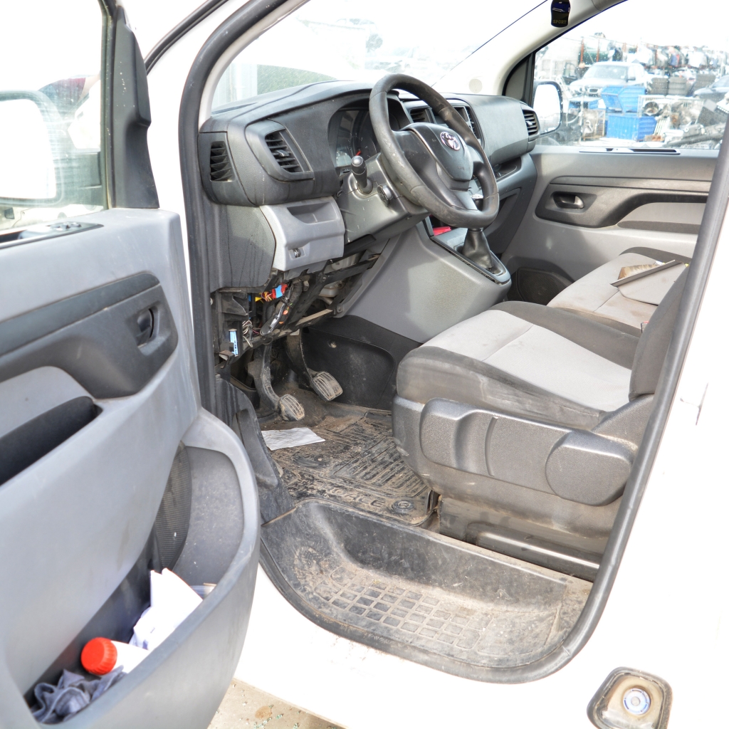 Toyota Proace 1.6 D4d 70 киловата 95 конски сили. Ръчна скоростна кутия 5 степенна. Код на мотора BH01. 16 цолови джанти.