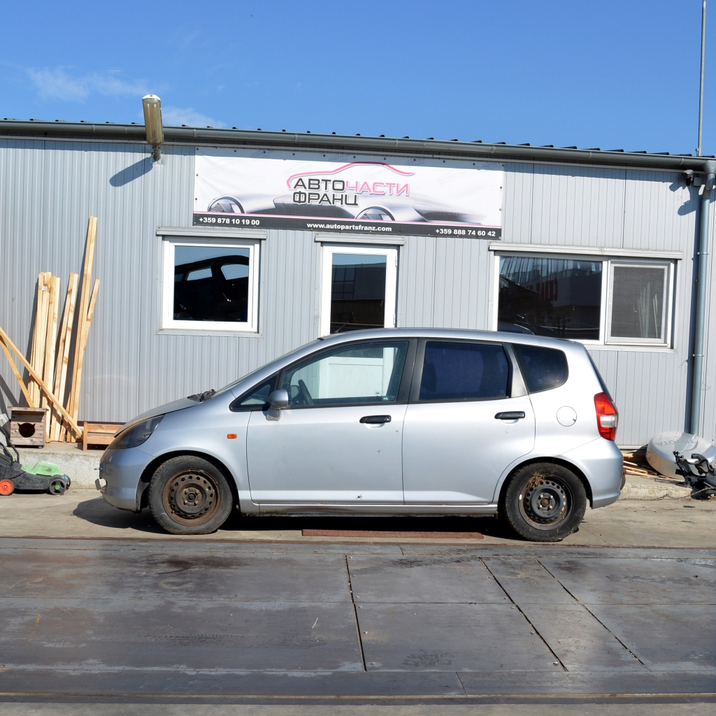 Honda Jazz 1.3 i 61 киловата 83 конски сили. Код на мотора L13A1. 14 цолови джанти