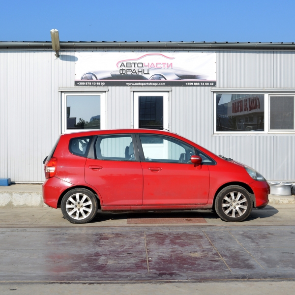 Honda jazz 1.3 i 61 киловата  83 конски сили. Ръчна скоростна кутия 5 степенна . Код на мотора L13A .15 цолови джанти