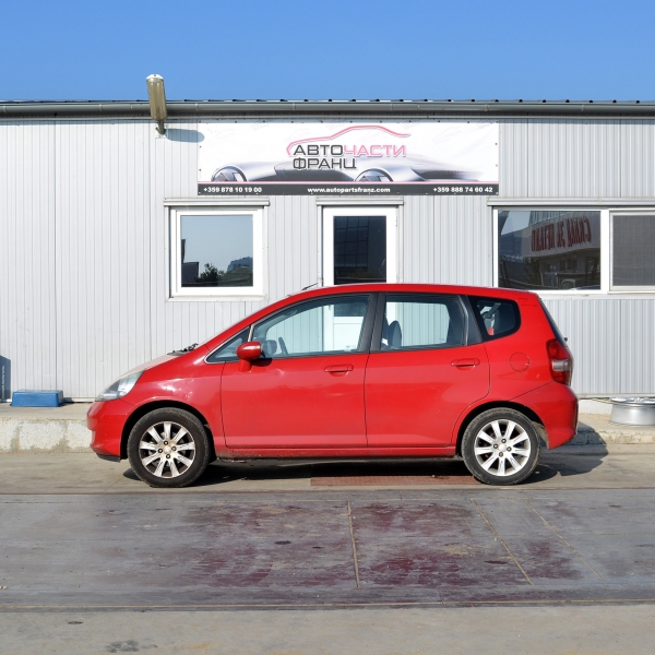 Honda jazz 1.3 i 61 киловата  83 конски сили. Ръчна скоростна кутия 5 степенна . Код на мотора L13A .15 цолови джанти