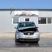 VW Touran 1.6 FSI 85 киловата 115 конски сили. Ръчна скоростна кутия 6 степенна. Код на мотора BAG. 16 цолови джанти