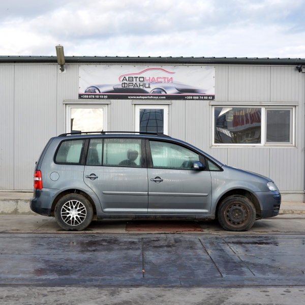 VW Touran 2.0 TDI 100 киловата 136 конски сили. Ръчна скоростна кутия 6 степенна. Код на мотора AZV. 15 цолови джанти