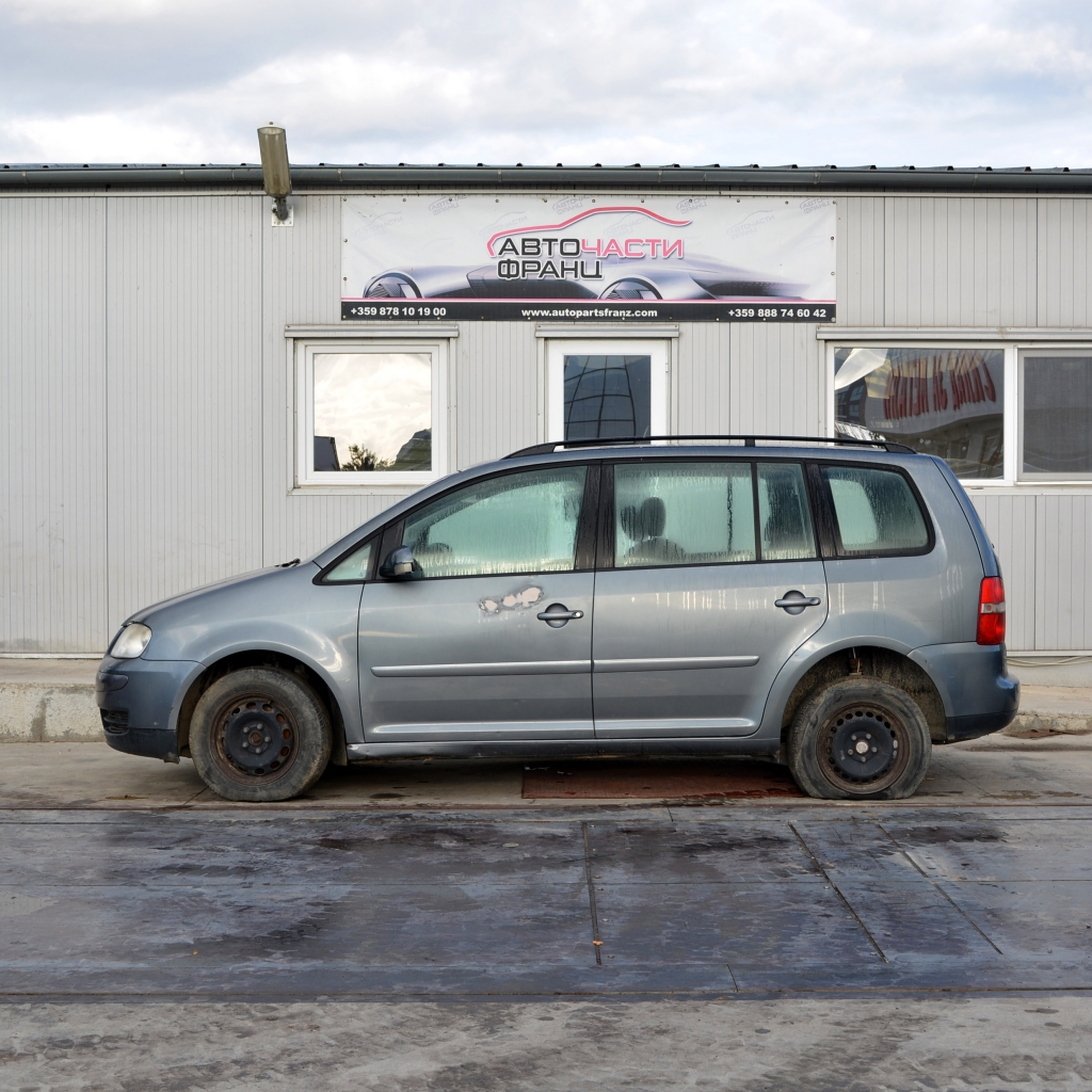 VW Touran 2.0 TDI 100 киловата 136 конски сили. Ръчна скоростна кутия 6 степенна. Код на мотора AZV. 15 цолови джанти