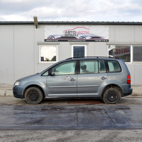 VW Touran 2.0 TDI 100 киловата 136 конски сили. Ръчна скоростна кутия 6 степенна. Код на мотора AZV. 15 цолови джанти