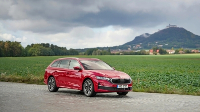 Skoda Octavia става хибрид и харчи 4,3 литра на 100 километра