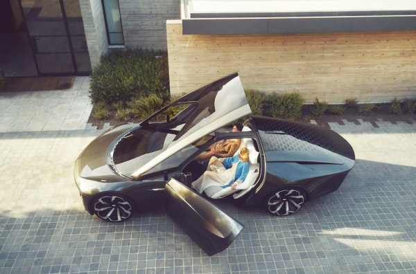 Cadillac InnerSpace: телевизор вместо предно стъкло и чехли вместо педали