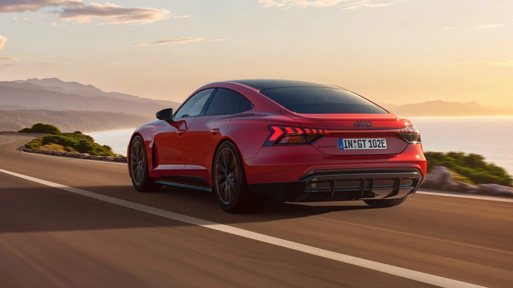 Електрическият седан Audi e-tron GT вече има най-достъпната версия