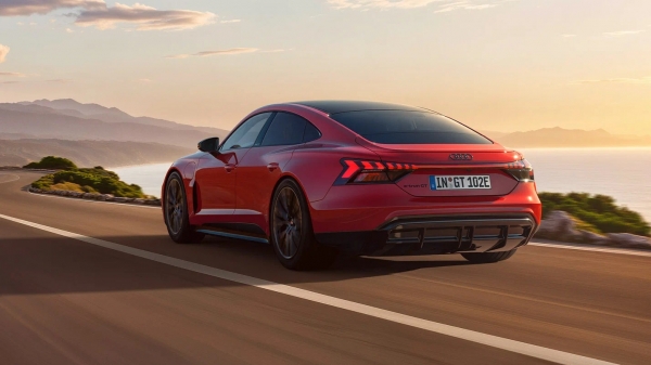 Електрическият седан Audi e-tron GT вече има най-достъпната версия