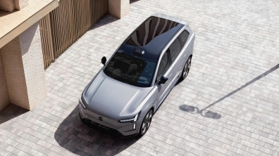 Флагманският електрокросоувър Volvo EX90 вече се зарежда по-бързо