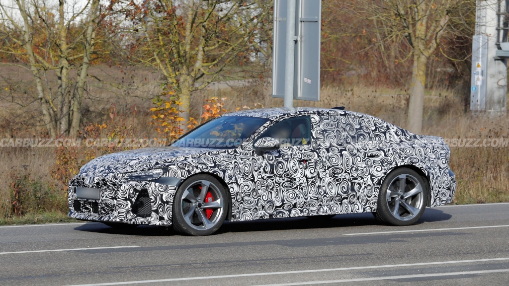 Седанът RS6 се завръща: сега с хибрид и фалшиви ауспуси