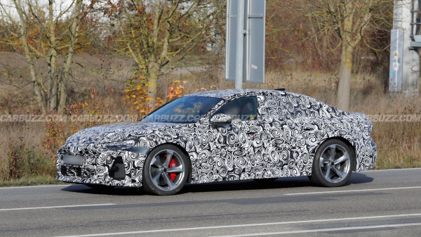 Седанът RS6 се завръща: сега с хибрид и фалшиви ауспуси