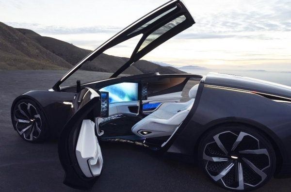 Cadillac InnerSpace: телевизор вместо предно стъкло и чехли вместо педали