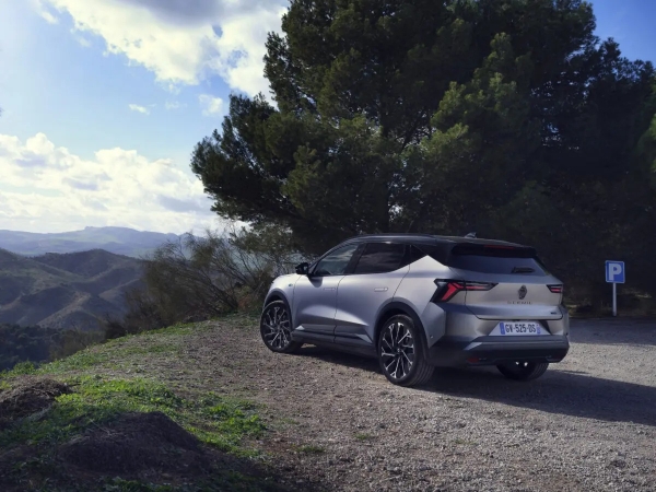 Дебютира обновеното Renault Scenic E-Tech 2026 с технологии на Nissan и непроменен външен вид