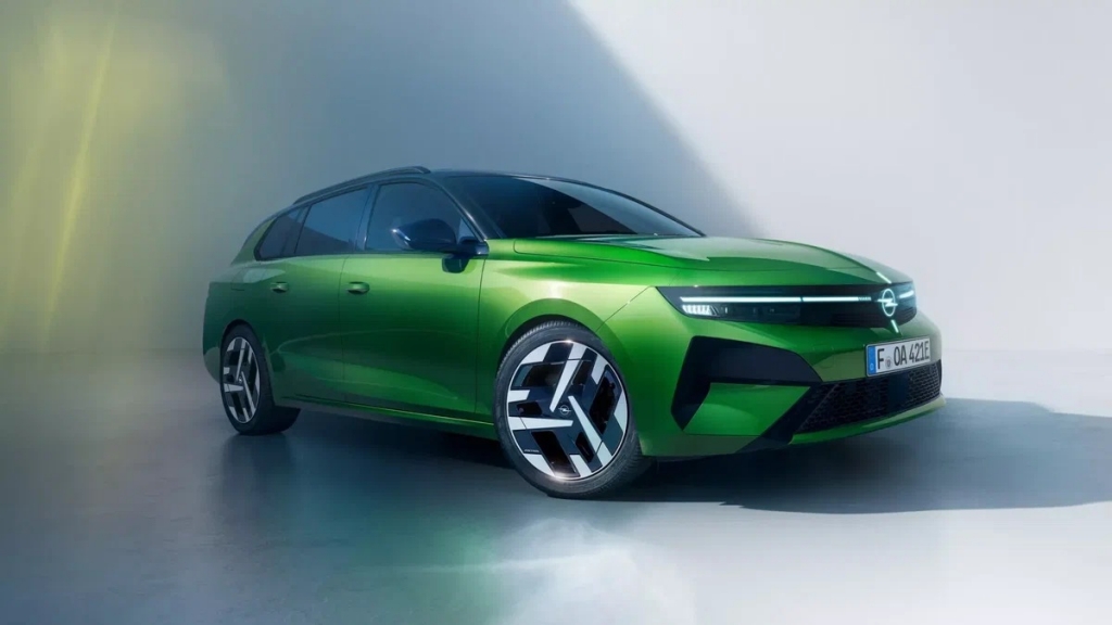 Opel представи обновените хечбек и комби Astra