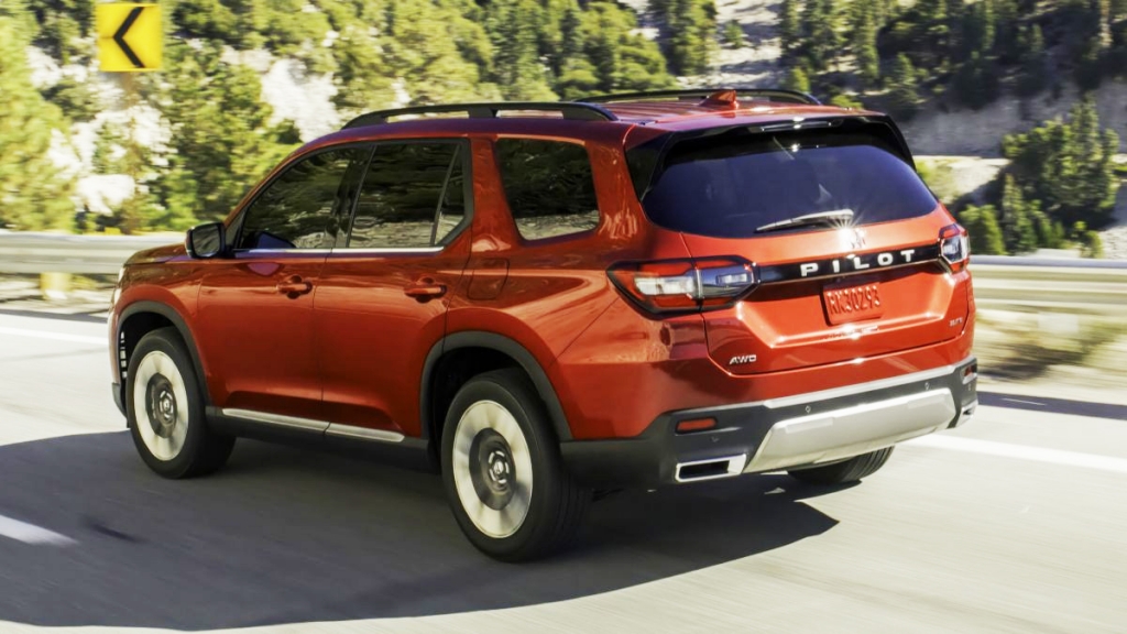 Кросоувърът Honda Pilot е обновен отвътре и отвън