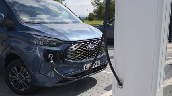 Ford E-Transit Custom и E-Tourneo Custom получиха подобрена батерия и задвижване на всички колела