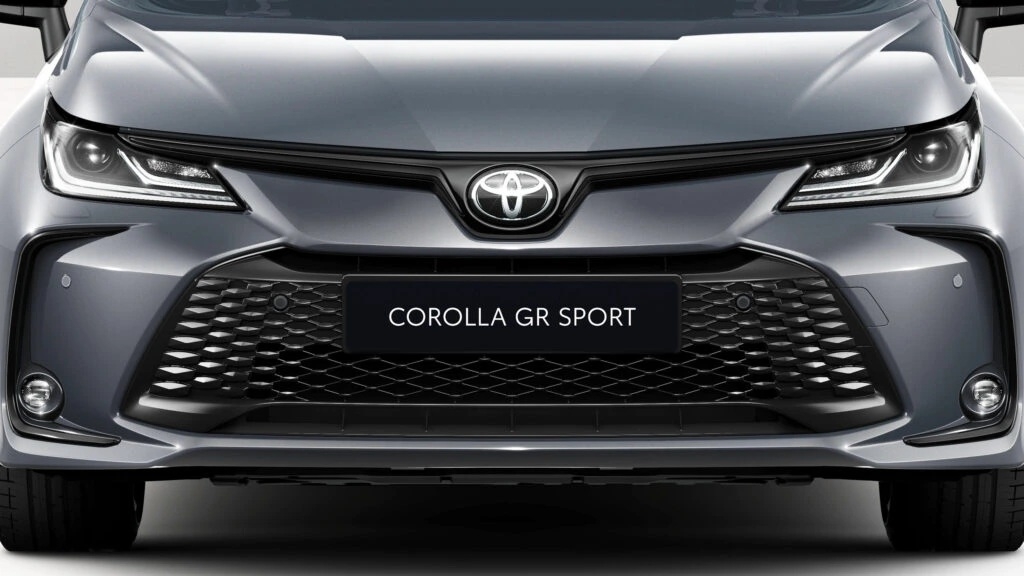 Toyota Corolla 2026 за Европа: матов оникс, нов интериор и мистериозното изчезване на „конете“
