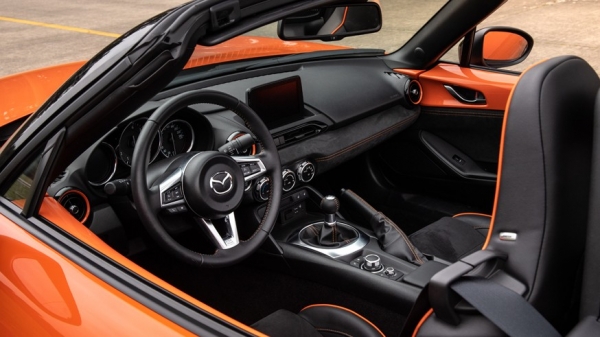 Новата Mazda MX-5 ще се опита да се електрифицира и да запази теглото си