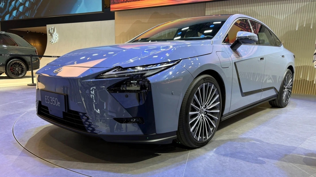 Представяне на новия Lexus ES: сега това е петметров електрически автомобил с два огромни екрана