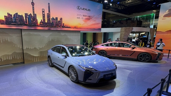 Представяне на новия Lexus ES: сега това е петметров електрически автомобил с два огромни екрана