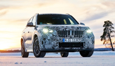 BMW изведе електрическия кросоувър iX1 на зимни тестове в Швеция
