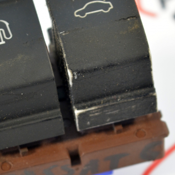 Бутон заден капак VW Passat VI 2.0 TDI 140 конски сили 3C0959903