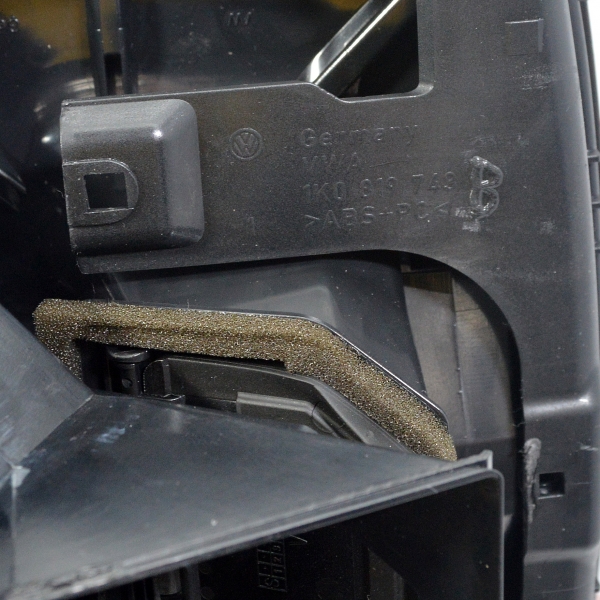 Конзолa VW Golf 5 1.9 TDI 105 конски сили 1K0819743B