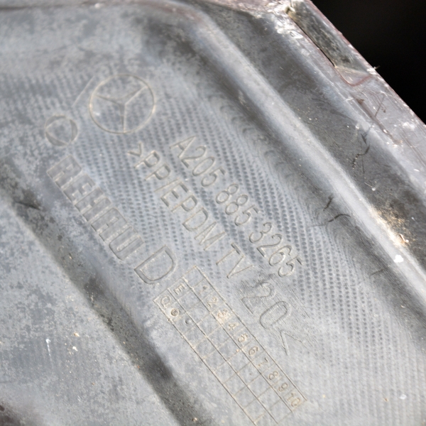 Десен държач предна броня Mercedes C Class W205 450 AMG A2058853265 2016г