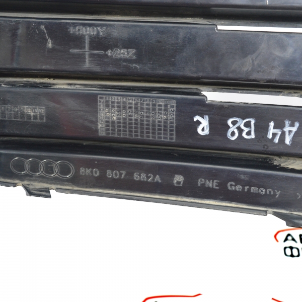 Дясна решетка предна броня Audi A4 2.0 TDI 8K0807682A