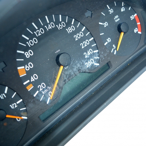 Километражно табло Mercedes E Class W210 125 конски сили 2105409647