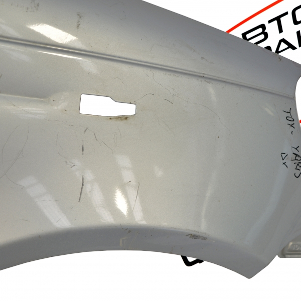 Преден десен калник Toyota Yaris 1.4 D-4D 75 конски сили 2001г